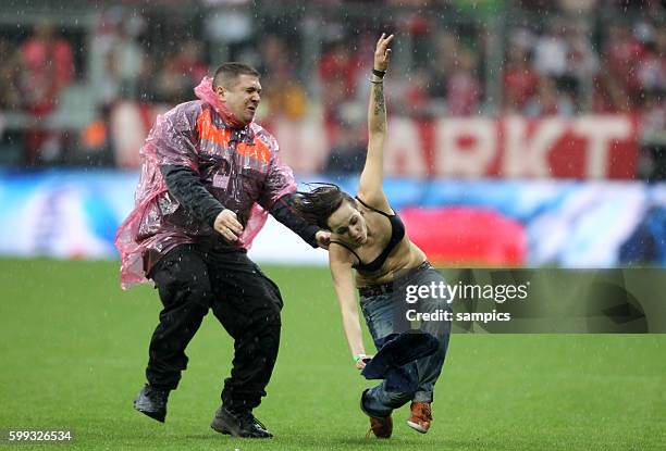 Fltzein Flitzer läuft auf den Platz und wird einem Ordner gestellt Fussball FC Bayern München -SC Freiburg 27.4.2013 Saison 2012 / 2013