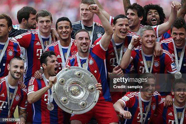 Franck RIBERY FC Bayern München mit Meisterschale und Mannschaft deutsche Fussball Meisterschaft des FC Bayern München 1 Bundesliga Fussball FC...