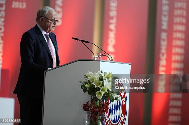 Rudolf Scheels ,Vizepräsident bei seinem Vortrag FC Bayern München eV Jahreshauptversammlung 2015