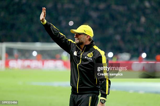 Jürgen Klopp , Trainer head coach Borussia Dortmund nimmt mit Tränen Abschied von der Dortmunder Fans Fußball DFB Pokalfinale : Borussia Dortmund -...