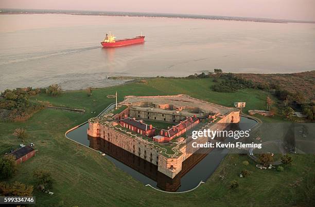 fort delaware and the delaware river - moat stock pictures, royalty-free photos & images