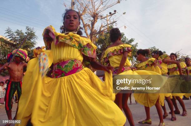 dancers at the barranquilla carnival - barranquilla fotografías e imágenes de stock