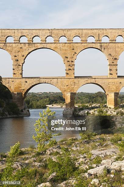 pont du gard, roman aqueduct - pont du gard aqueduct stock pictures, royalty-free photos & images