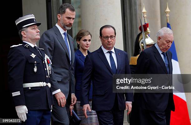 King Felipe of Spain, flanked by Queen Letizia, French President Francois Hollande get reay to deliver a speech at the Elysée palace following the...