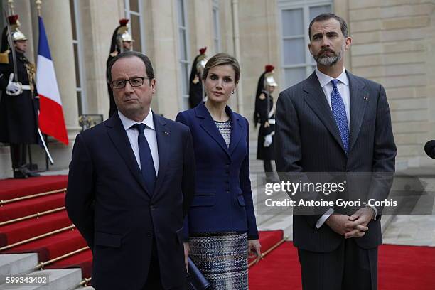 King Felipe of Spain, flanked by Queen Letizia, French President Francois Hollande are delivering a speech at the Elysée palace following the crash...