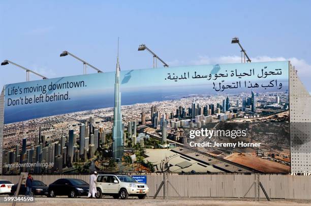 billboard advertising construction of burj dubai building - dubai billboard foto e immagini stock