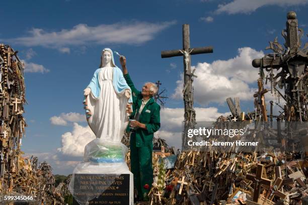 hill of crosses pilgrimage site, siauriai, lithuania, baltic states - pellegrinaggio foto e immagini stock