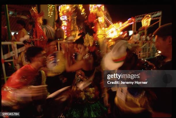 dancers at barranquilla mardi gras - barranquilla fotografías e imágenes de stock