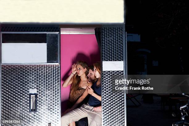 three friends in photo booth - photomaton - fotografias e filmes do acervo