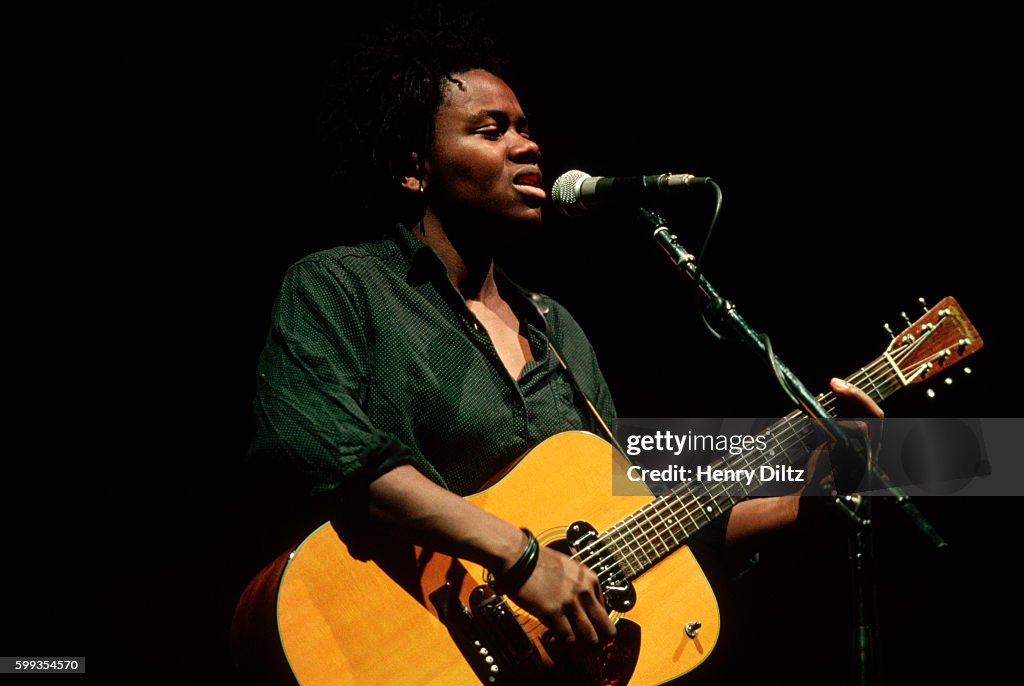 Tracy Chapman Singing and Playing Guitar