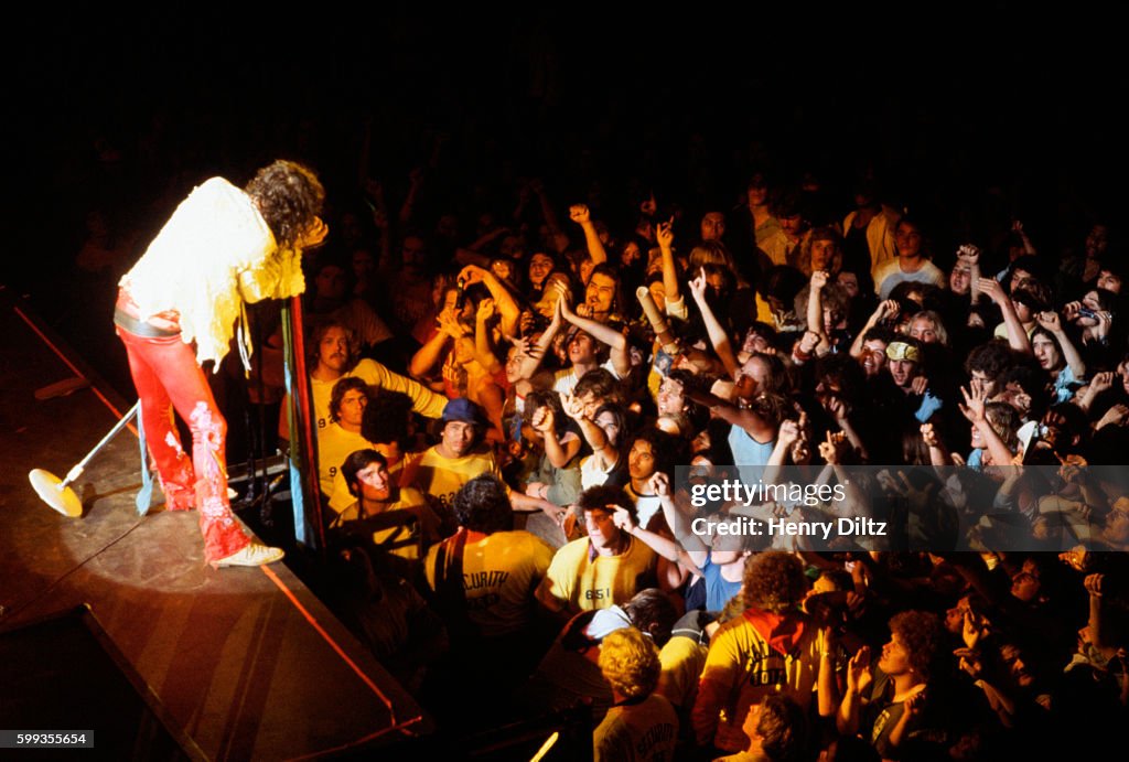 Steven Tyler Singing to Crowd