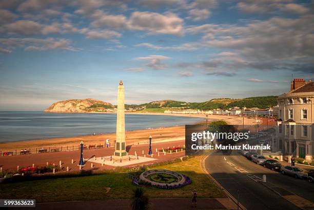 llandudno cenotaph, beach and bay in long exposure - llandudno galles foto e immagini stock