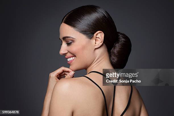 portrait of beautiful woman with brunette hair - stile di capelli foto e immagini stock
