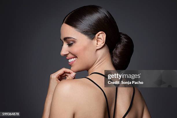 portrait of beautiful woman with brunette hair - coque cabelo para cima - fotografias e filmes do acervo