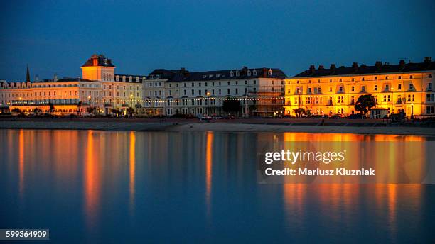 llandudno historic promenade night reflections - llandudno wales - fotografias e filmes do acervo