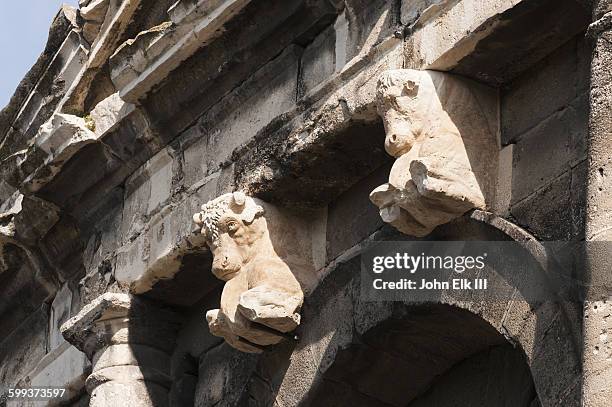 arenes amphitheater, 70 ad, architectural detail - arène de nîmes photos et images de collection