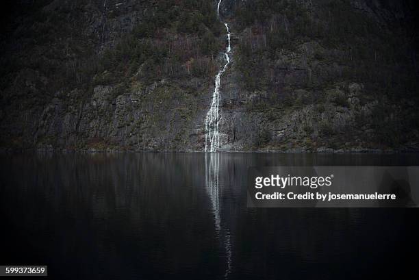 waterfall (the unknown) - josemanuelerre fotografías e imágenes de stock