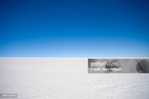 horizon over land - inland ice cap on a polar expedition, greenland - horizonte sobre tierra fotografías e imágenes de stock