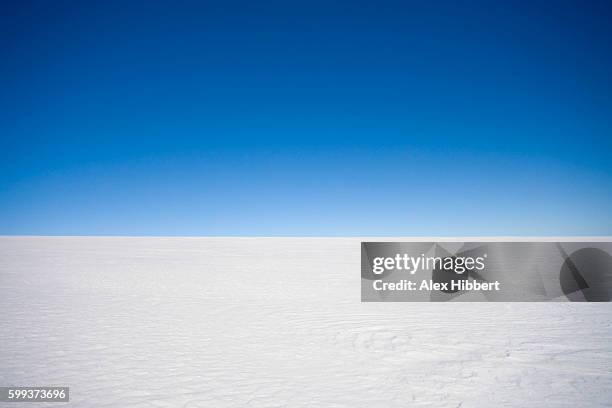 horizon over land - inland ice cap on a polar expedition, greenland - linha do horizonte sobre terra - fotografias e filmes do acervo