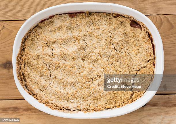 apple and strawberry crumble pie - a traditional english dessert or pudding - pudding crumble photos et images de collection