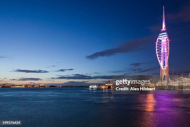 spinnaker tower at sunset, portsmouth harbor, hampshire, england, uk - torre spinnaker foto e immagini stock