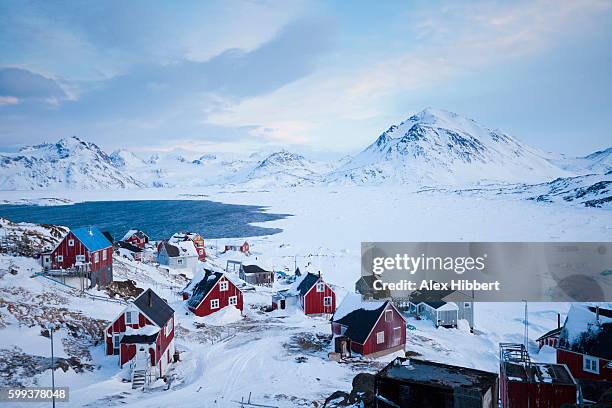 inuit village of kulusuk in winter, greenland - groelândia - fotografias e filmes do acervo
