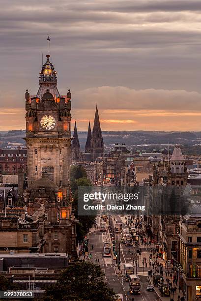 royal mile and clock tower - edinburgh foto e immagini stock