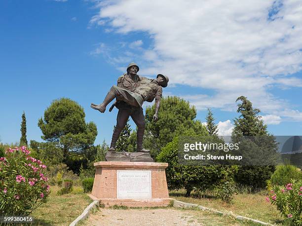 turkish soldier carrying a wounded allied soldier comrade in the ww1 gallipoli campaign, anzac cove, turkey, asia - anzac cove stock pictures, royalty-free photos & images