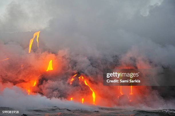 molten lava flowing to the sea, kilauea volcano, big island, hawaii, usa - hawaiis kilauea volcano erupts stock-fotos und bilder