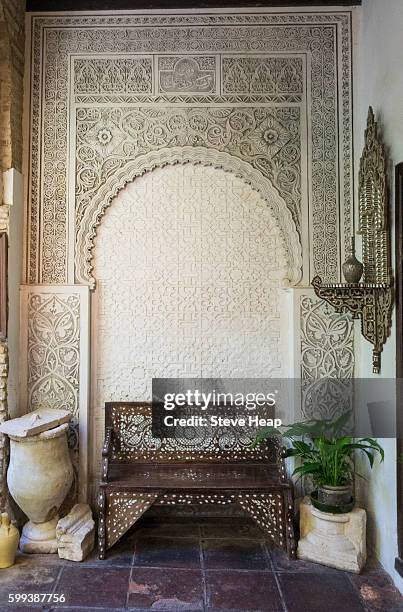 ornate carved moorish bench and alcove in courtyard in jewish quarter of cordoba, spain, europe - geheimnis stockfoto's en -beelden