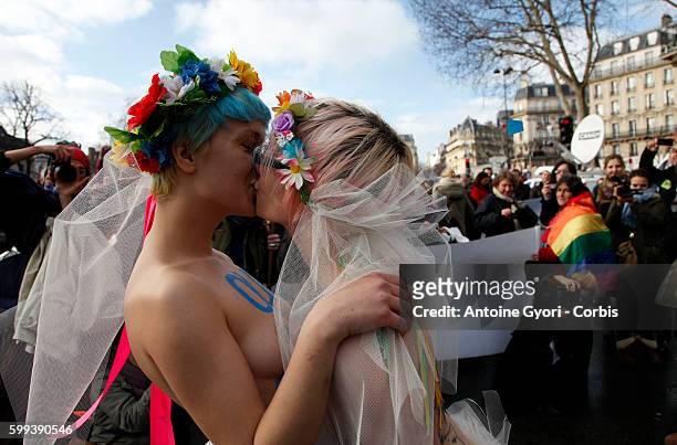Tens of thousands of people took to the streets of the French capital on Sunday, to rally in support of a government-proposed bill that would...