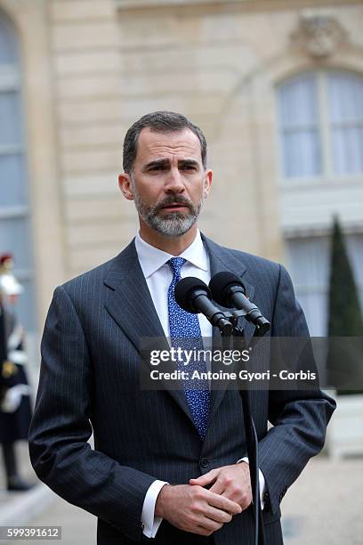 King Felipe of Spain, flanked by Queen Letizia, French President Francois Hollande are delivering a speech at the Elysée palace following the crash...