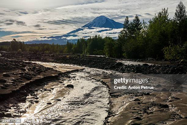 kamchatka peninsula, view of tolbachik volcano - kronotsky state biosphere reserve stockfoto's en -beelden