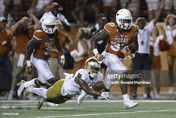 Onta Foreman of the Texas Longhorns rushes for a 19-yard touchdown during the fourth quarter against the Notre Dame Fighting Irish at Darrell K....