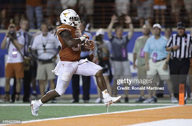 Onta Foreman of the Texas Longhorns scores a 19-yard rushing touchdown during the fourth quarter against the Notre Dame Fighting Irish at Darrell K....
