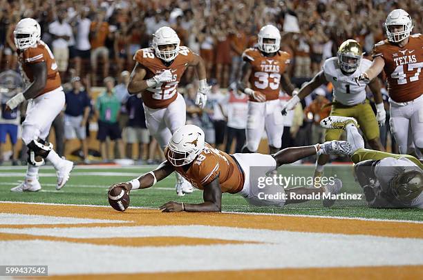 Tyrone Swoopes of the Texas Longhorns dives for the game-winning touchdown in the second overtime against the Notre Dame Fighting Irish at Darrell K....
