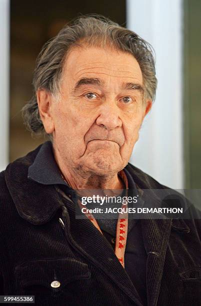 Le dramaturge Armand Gatti pose, le 13 juin 2005 à Paris, lors de la cérémonie de remise des prix de la Société des auteurs et compositeurs...