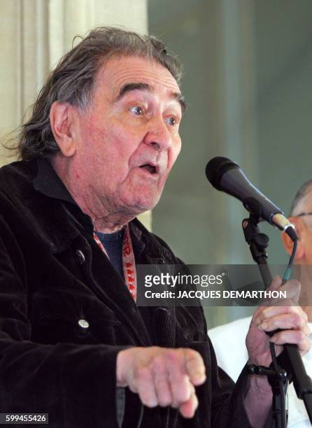 Le dramaturge Armand Gatti s'exprime, le 13 juin 2005 à Paris, lors de la cérémonie de remise des prix de la Société des auteurs et compositeurs...