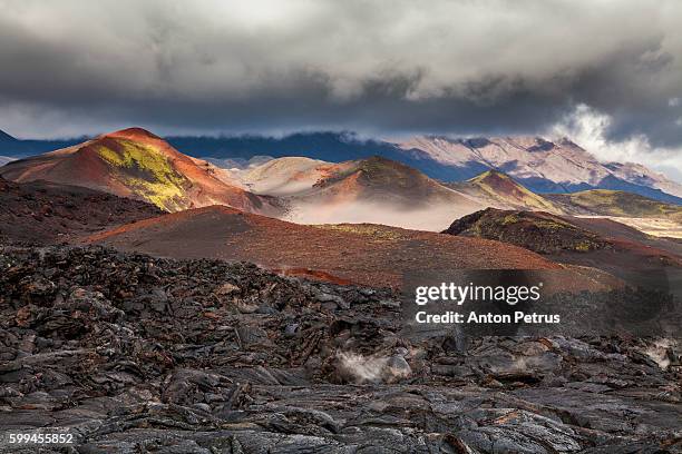 active fumaroles. volcano tolbachik - eurasia stockfoto's en -beelden