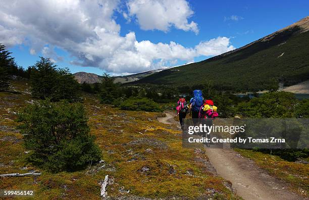 hiking along laguna hija lake - hija 個照片及圖片檔