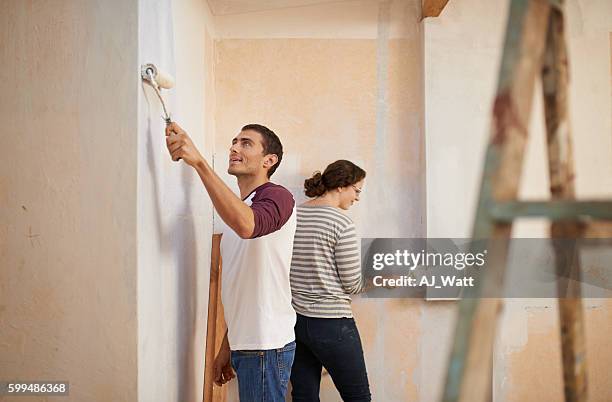 aggiungere personalità alla loro casa con un nuovo lavoro di verniciatura - house painting foto e immagini stock