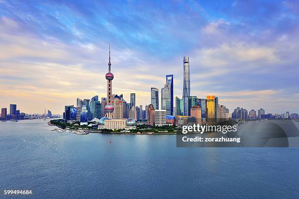 panorámica del horizonte de shanghai al atardecer - china fotografías e imágenes de stock