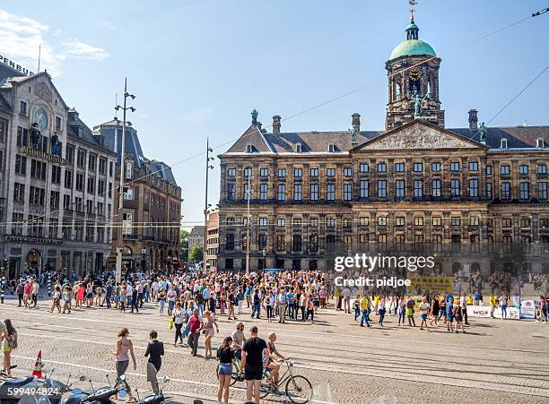 amsterdam, royal palace en la presa, cielo azul  - palacio real amsterdam fotografías e imágenes de stock