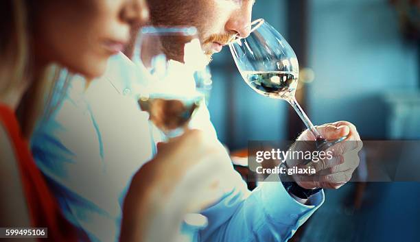 winetasting. - wijn proeven stockfoto's en -beelden