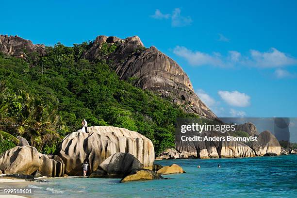 wedding couple at source d argent beach - couple argent stockfoto's en -beelden