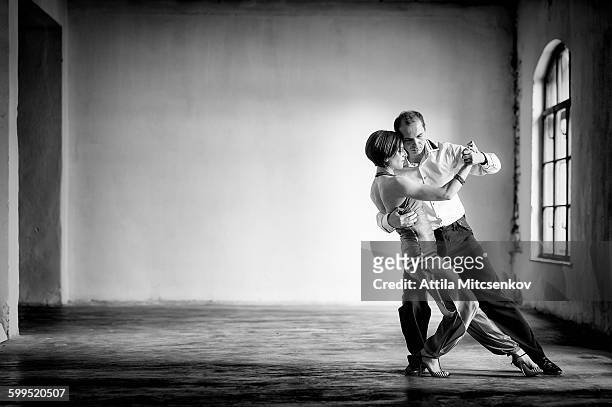 tango pose - tango argentino imagens e fotografias de stock