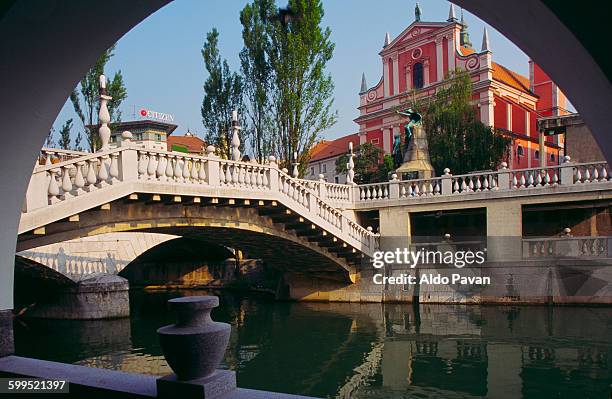 slovenia, ljubljana, triple bridge - lubiana fotografías e imágenes de stock