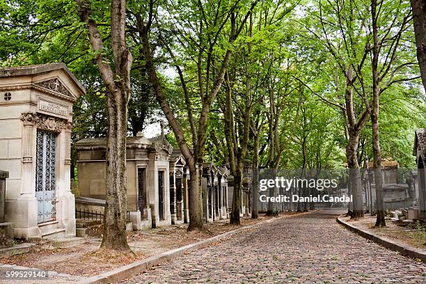 père-lachaise cemetery path, paris (france). - フランス　公園 ストックフォトと画像