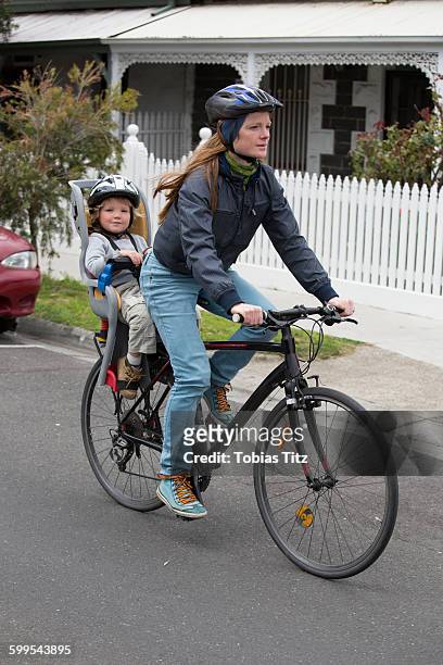 full length of mother cycling while son sitting on back seat - tobias materna imagens e fotografias de stock