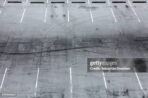 high angle view of empty parking lot - asphalt von oben stock-fotos und bilder